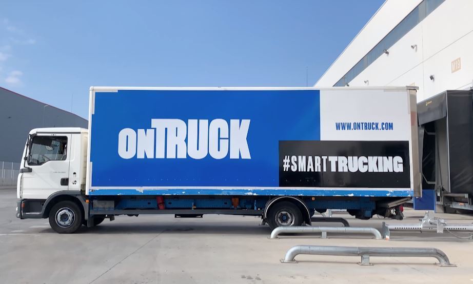 Un camión con el rotulo de Ontruck