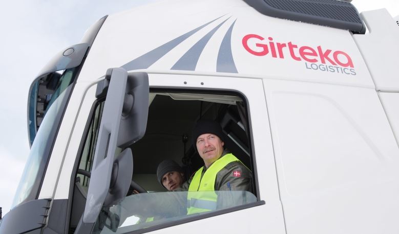 Un piloto de la OTAN al volante de un camion