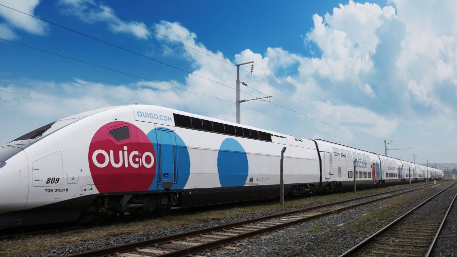 Imagen de un tren de OUIGO en una vía de Adif