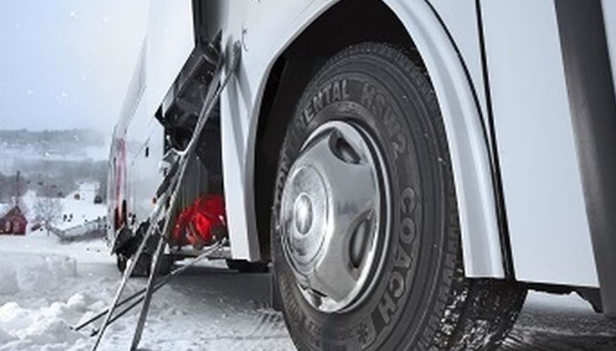 Neumáticos de invierno en la dirección de un autobús