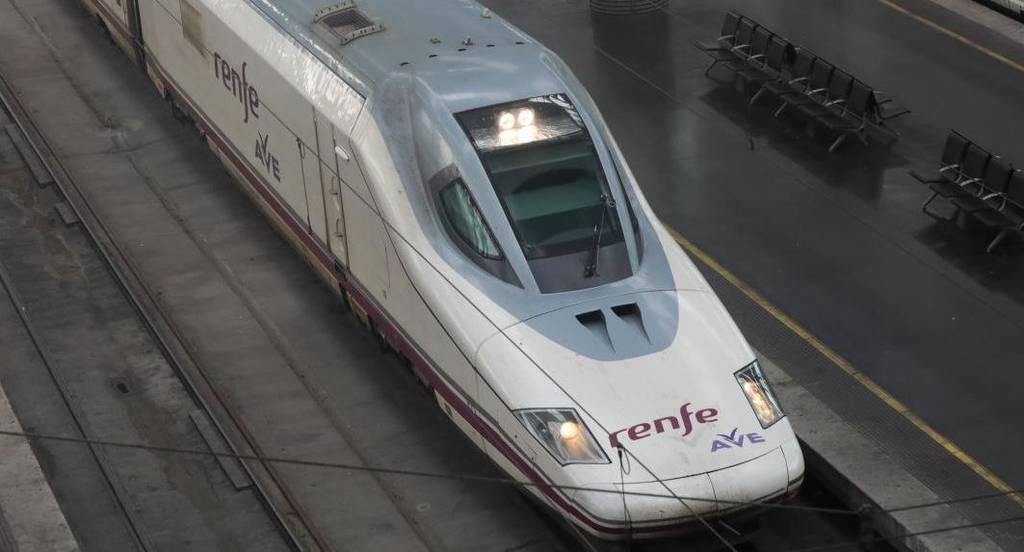 Imagen de Once jóvenes deberán pagar a Renfe 7.676 euros por retrasar un AVE
