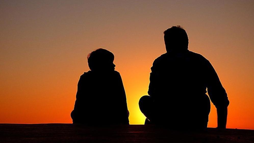 Un padre y un hijo consersando
