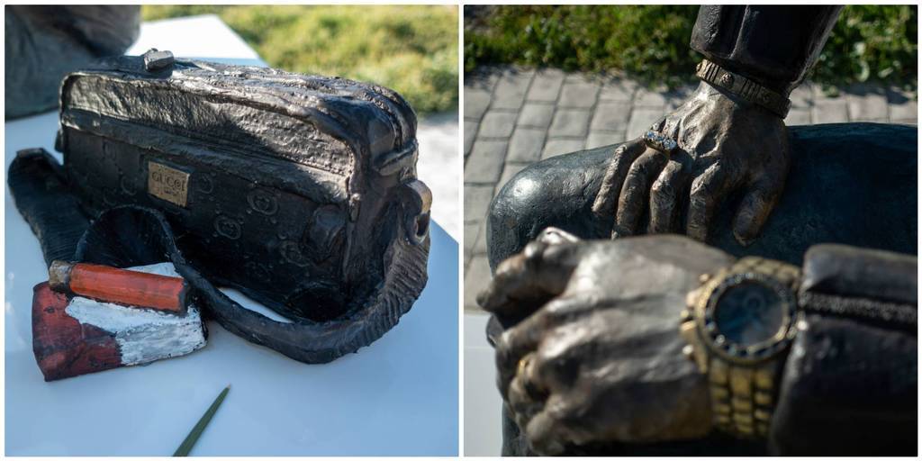  /></p><p> </p><p>La Guardia Civil lo detuvo en numerosas ocasiones. Y murió, precisamente, detenido. A sus 46 años, recién ingresado en la cárcel de Jaén, falleció de un fallo cardíaco, según la autopsia. Tras su muerte, la familia compró un espacio en el cementerio de su Pinos Puente natal y le levantó el panteón más pop que existe en España.</p><p>Antonio tuvo que ser un tipo, con sus cosas, sonriente y amante de las marcas. Y así lo ha querido retratar su familia para la posteridad. En su panteón, de seis por seis metros y de una piedra blanca reluciente, Antonio ocupa una esquina mientras espera la llegada de la escultura del coche que ha de completar el conjunto ocupando el lugar central del panteón. Un Ferrari rojo, su coche favorito dicen unos, un Q5, el coche que conducía, dicen otros. Desde la empresa que mantiene el cementerio, no obstante, no aseguran que esa escultura vaya a instalarse finalmente. No quieren entrar en detalles, pero insinúan que el panteón se quedará como está a día de hoy y que no habrá una segunda fase de mejora.</p><p>En cualquier caso, la familia de Antonio no lo olvida. Ocho ramos de rosas blancas frescas lo acompañaban y cuentan quienes frecuentan el cementerio que esos ramos siempre están lustrosos. El panteón de Antonio el tonto no es del gusto de todo el mundo. Pero todos acaban con la misma coletilla: “Si se lo han permitido, qué le vamos a hacer».</p><p>El caso del Pirata de los camiones, no es único. Nieves Concostrina, periodista y buena conocedora de los cementerios del mundo, explica que el caso de Pinos Puente no es una excepción. «Quizá sea extremo, pero no único ni ilegal. Y, bueno, me parece bien que cada uno honre a sus familiares como le parezca». Concostrina recuerda el ejemplo de la familia Conchado, que homenajeó a Juan, uno de sus miembros, instalando su coche Mercedes en el panteón.</p><p>Fotos: El País</p><p> </p><p><div style=