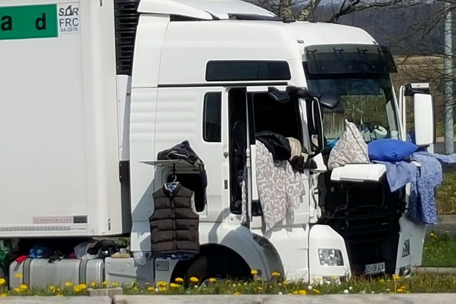 Un camionero aparcado