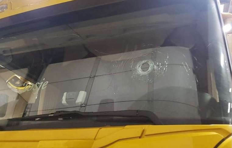 Imagen del parabrisas del camión que atropelló a un "chaleco amarillo" en Bélgica