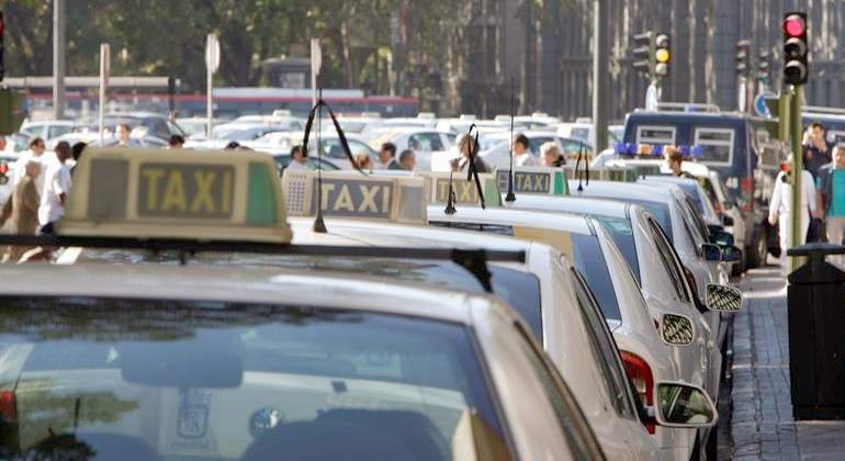 Taxis esperando en una parada de Madrid