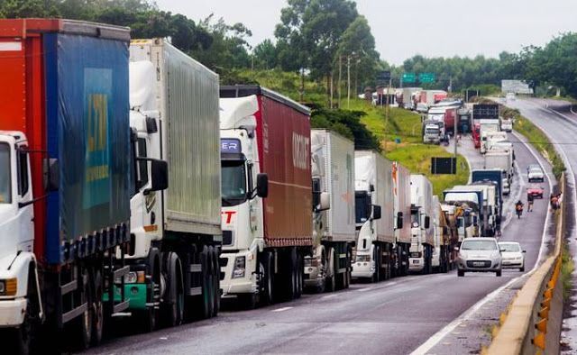 Camiones de Brasil estacionados.