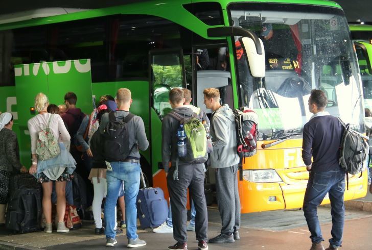 Pasajeros subiendo a un autobús de FlixBus