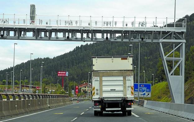 Un camión pasa por debajo del arco de peaje en el puerto de Etzegarate. / MICHELENA