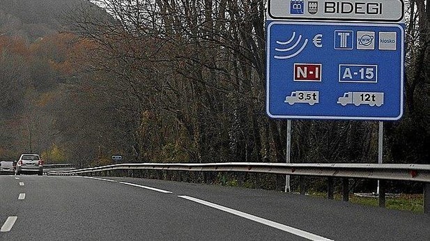 Un cartel de Bidegi anuncia el peaje para camiones en la N-1