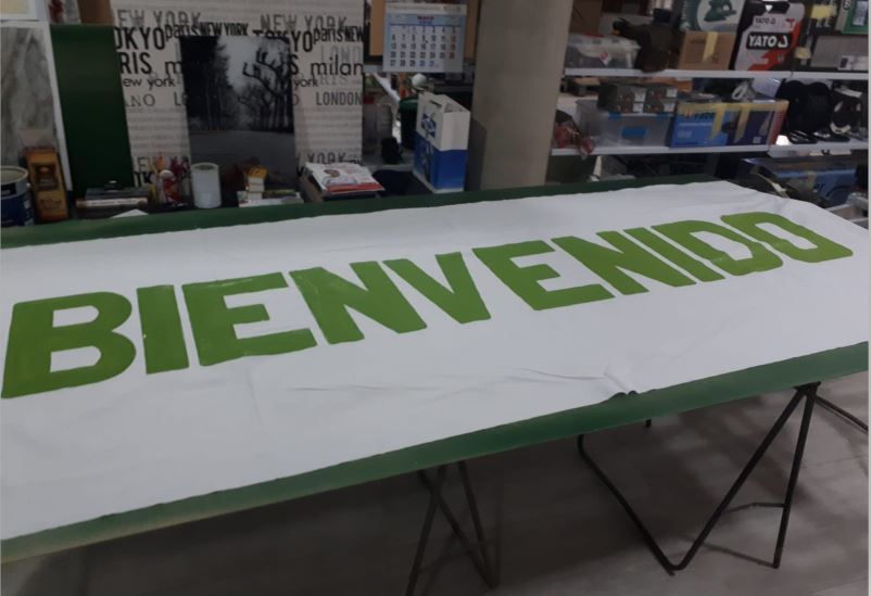 Pancarta de bienvenida a Iznájar