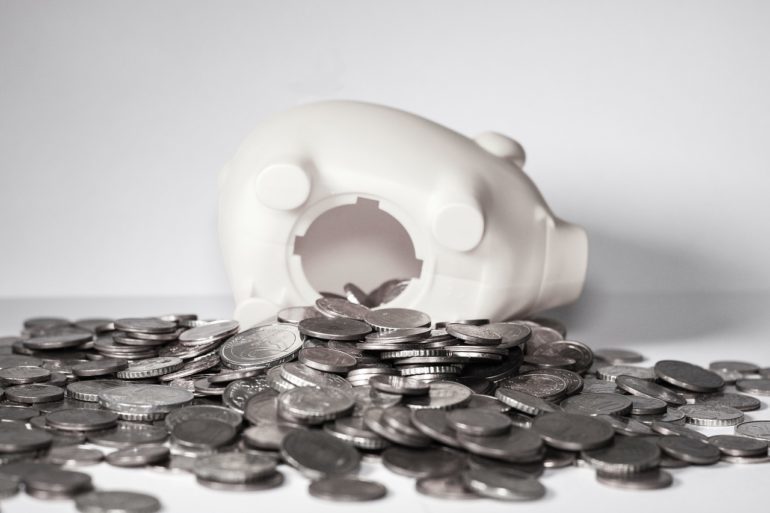 Una hucha con dinero