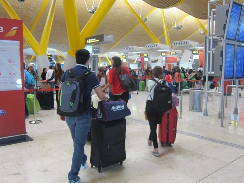 Imagen de pasajeros en un aeropuerto