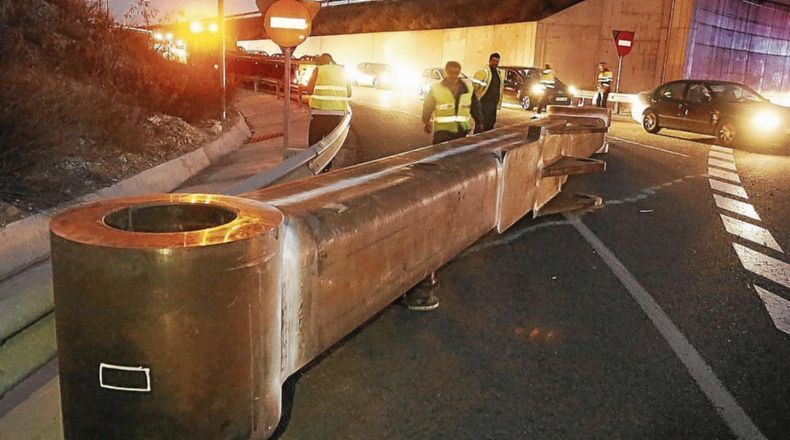 La pieza caída es un brazo de una grúa de unos 20 metros de longitud. FOTO: Pere Ferré