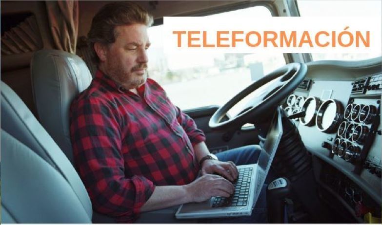 Imagen de un camionero con un ordenador