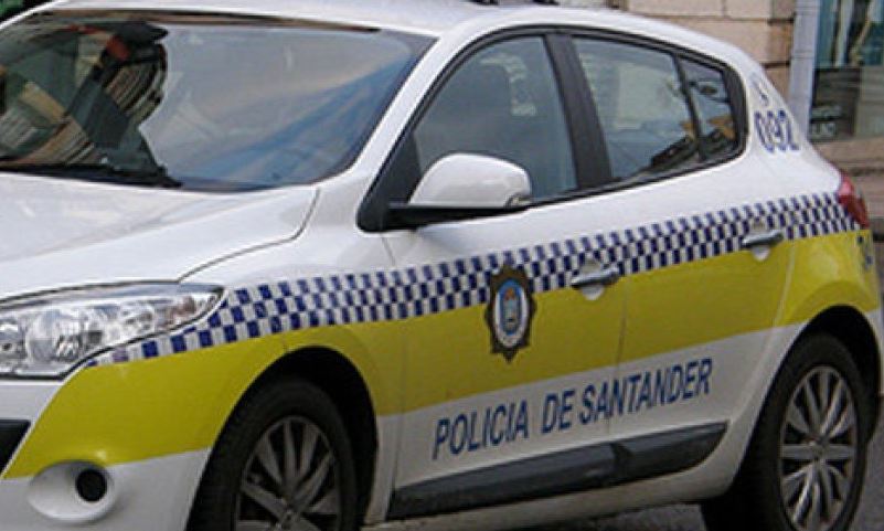 Imagen de un coche patrulla de la policía local de Santander