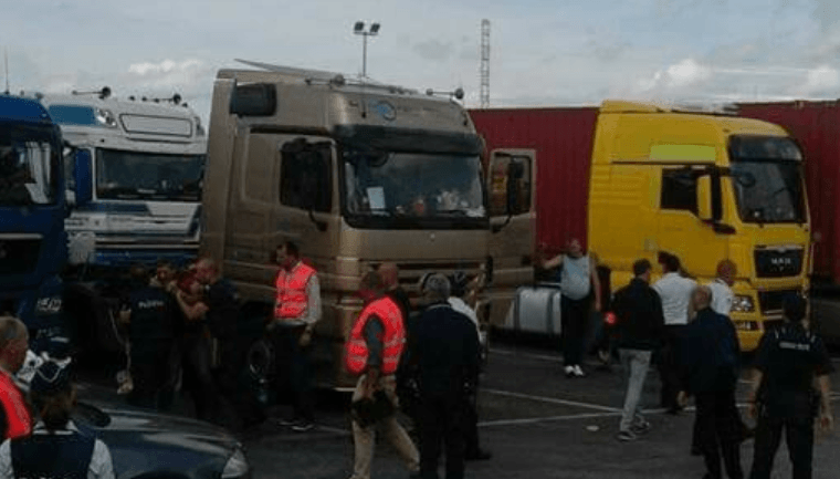 POLICIABELGACAMIONEROS.jpg
