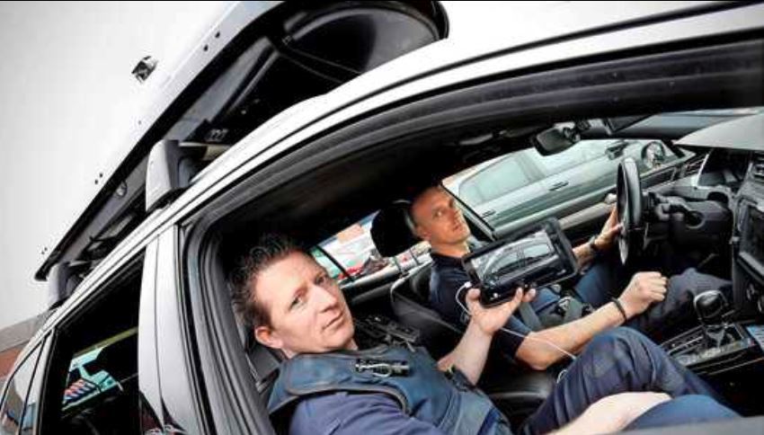 Un coche de la policía de lo Países Bajos con una cámara en los portaesquís