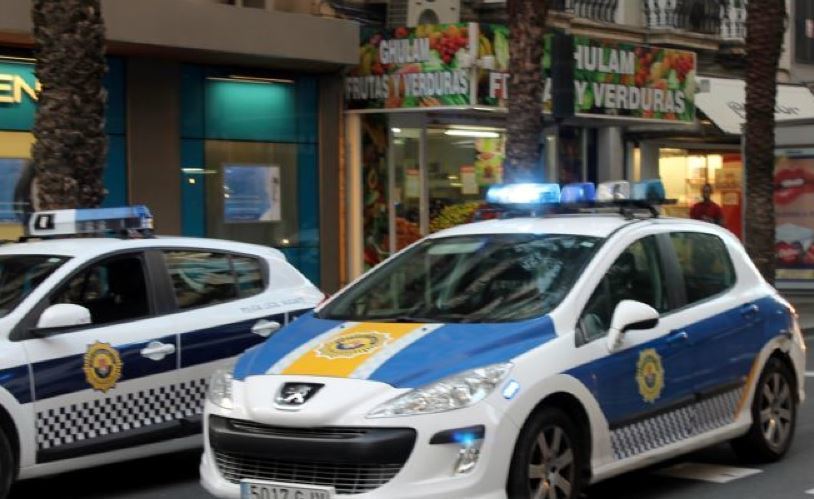 Imagen de dos coches patrullas de la policía local de Alicante