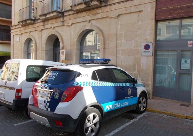 Imagen de un coche patrulla de la policía local de Elche de la Sierra