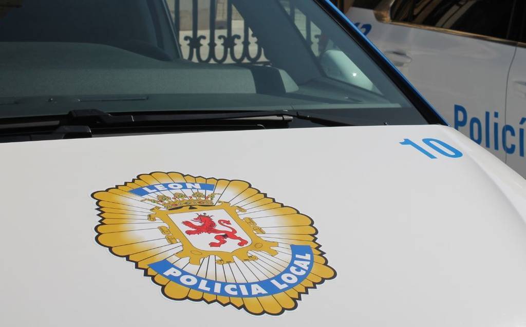 Imagen coche patrulla de la policía local de León