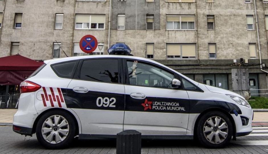 Imagen de un coche patrulla de la Policía Local de Bilbao