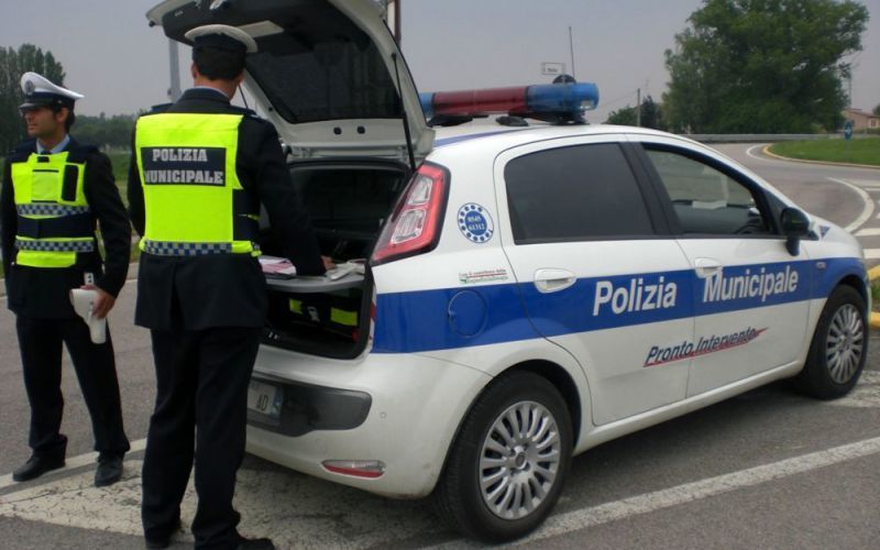 Patrulla de la Policía Municipal en Italia