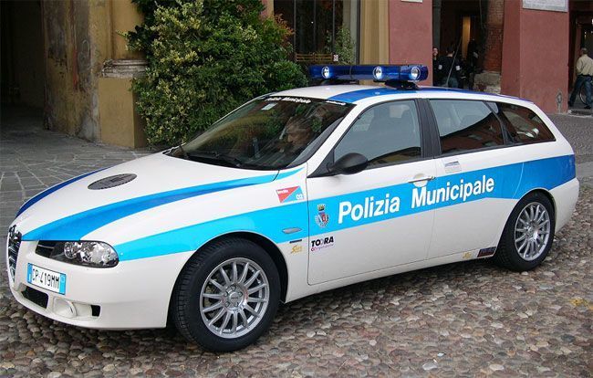 Imagen de un coche patrulla de la policía local italiana
