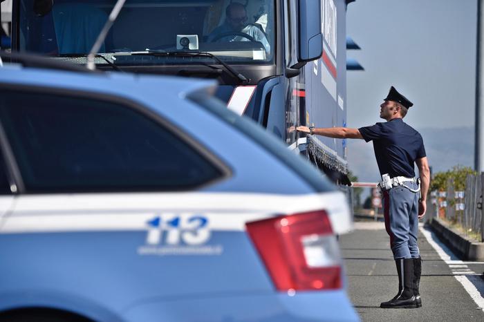 Policía de Tránsito italiana durante un control a un camión