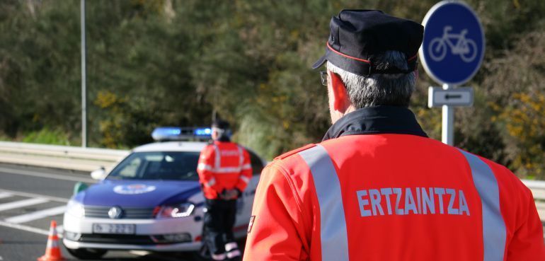Un agente de la Policía Vasca