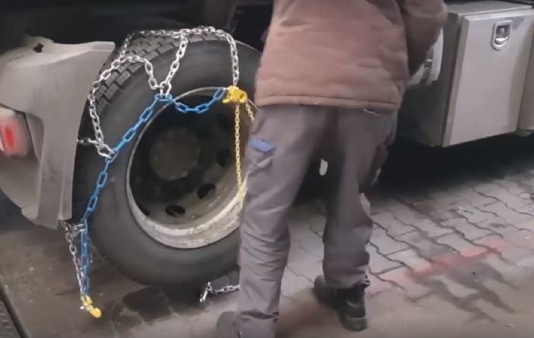 Como poner las cadenas en un camión. Vídeo