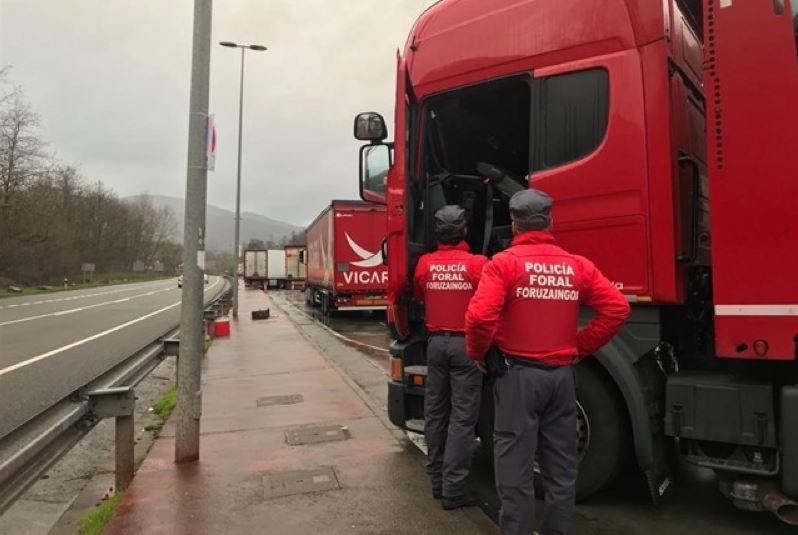 Imagen de los agentes durante el control al camionero