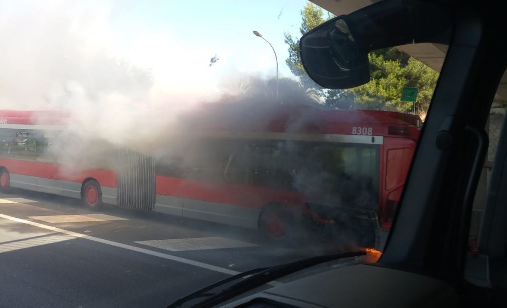 Imagen del autobús de la EMT al incendiarse ayer