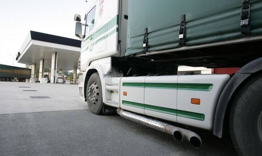 Camión aparcado en una gasolinera