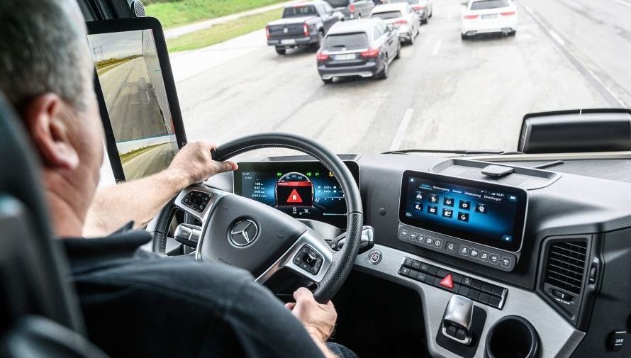 Imagen de un conductor con un Mercedes Benz Actros