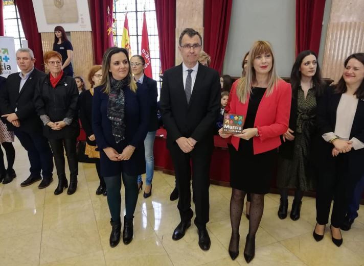 La consejera delegada de Disfrimur y la presidenta del Comité de Igualdad de la empresa, reciben el premio de la mano del alcalde de Murcia