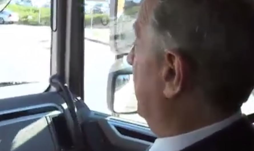 Imagen del presidente de Portugal viajando en camion