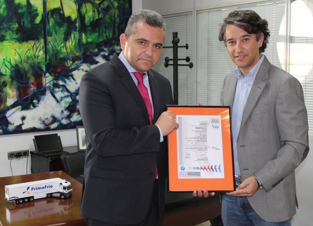 Momento de la entrega de la certificación