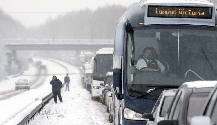 Foto: Una autopista del Reino Unido con el tráfico detenido por la nieve