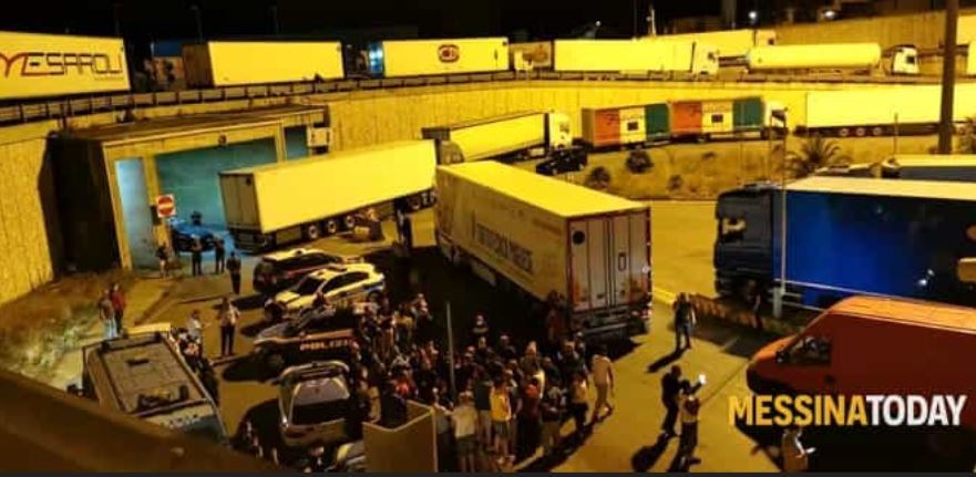 Imagen de la protesta de los camioneros en el puerto de Tremestieri