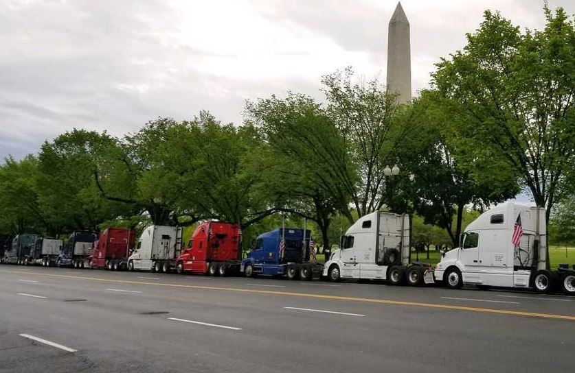 Imagen de los camiones estacionados cerca del Capitolio