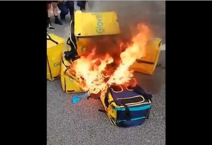 Mochilas quemadas en protesta por la muerte de un repartidor