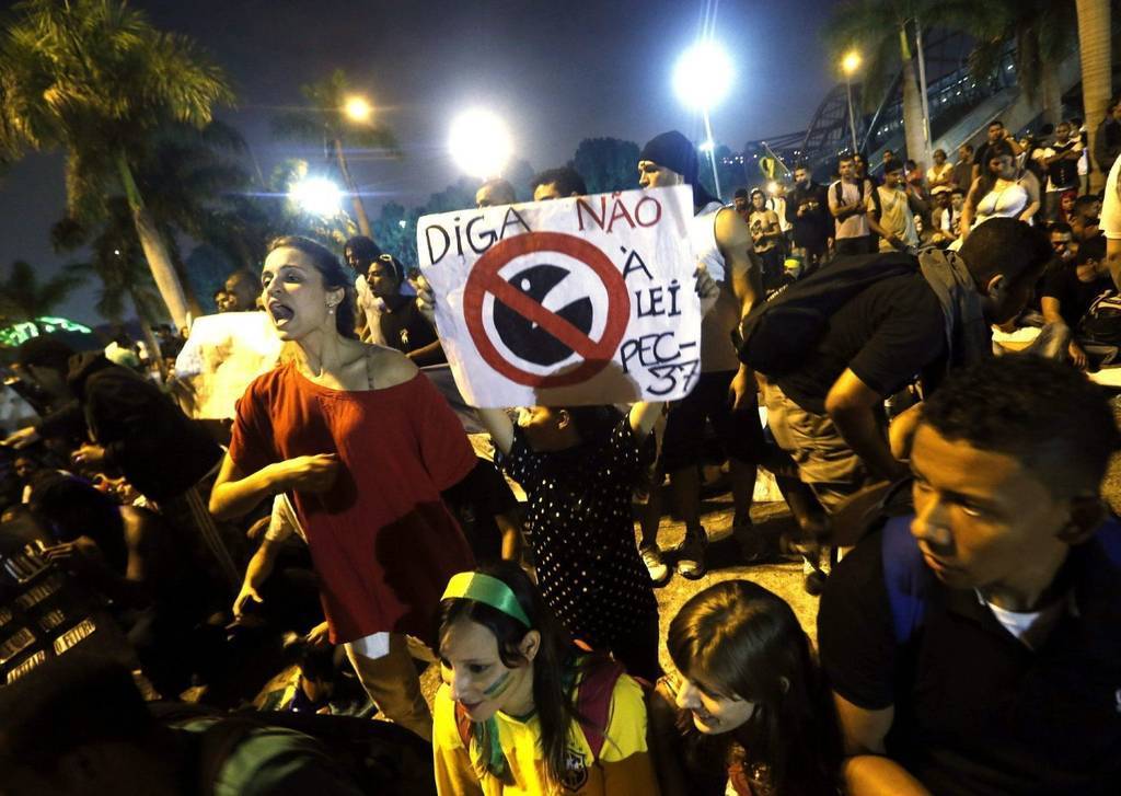 GRA005. RÍO DE JANEIRO (BRASIL), 20/06/2013.- Cientos de personas se congregan de forma pacifica frente a un edificio gubernamental, hoy 20 de junio de 2013, durante una protesta para exigir mejores servicios públicos, en Río de Janeiro (Brasil). La protesta congregó a cerca de 300.000 personas en el centro de la ciudad. Cerca de un millón de brasileños salieron de nuevo a las calles en unos 80 municipios para exigir mejores servicios públicos, en manifestaciones en su mayoría pacíficas aunque empañadas por la primera muerte relacionada con las protestas, un intento de invadir la cancillería y choques con la policía. EFE/Felipe Trueba