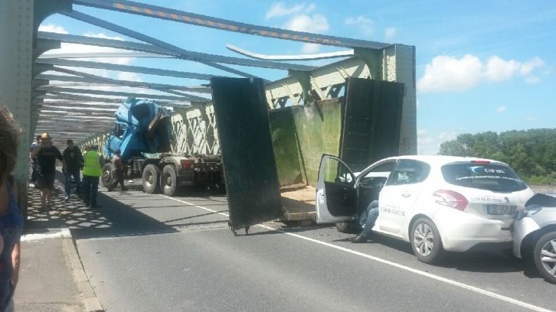 Le camion a été complètement détruit et le pont a subi des dégâts. Le camion a été complètement détruit et le pont a subi des dégâts.
