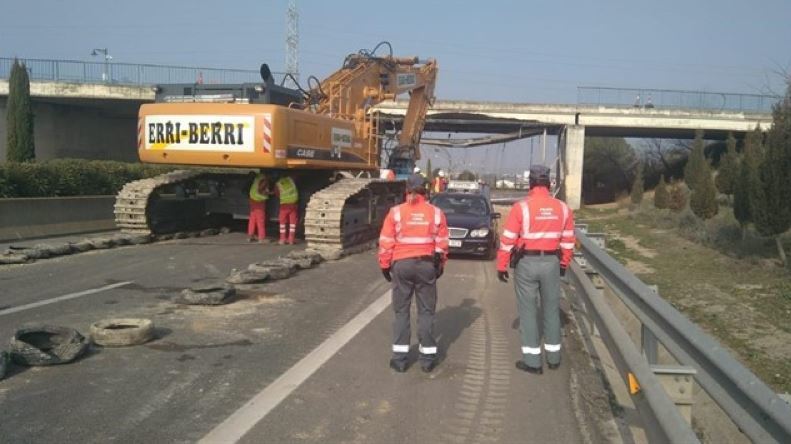 Imagen del derribo del puente de la N-121-C en Tudela