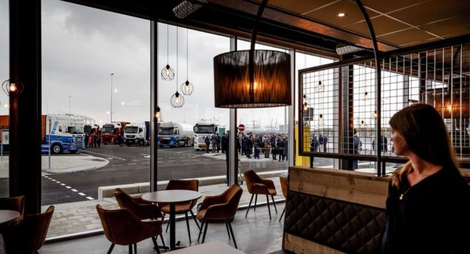 Imagen del aparcamiento del Puerto de Rotterdam desde la cafeteria