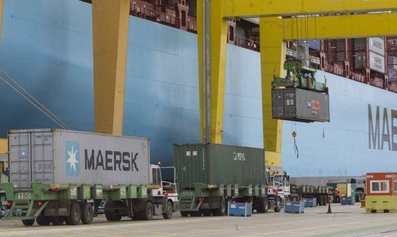 Comunidad Valenciana. Valencia 16 de Enero de 2015. El buque Morten Maersk durante su escala en el puerto de Valencia, siendo el barco mas grande que ha amarrado. Fotografia de: Damian Torres