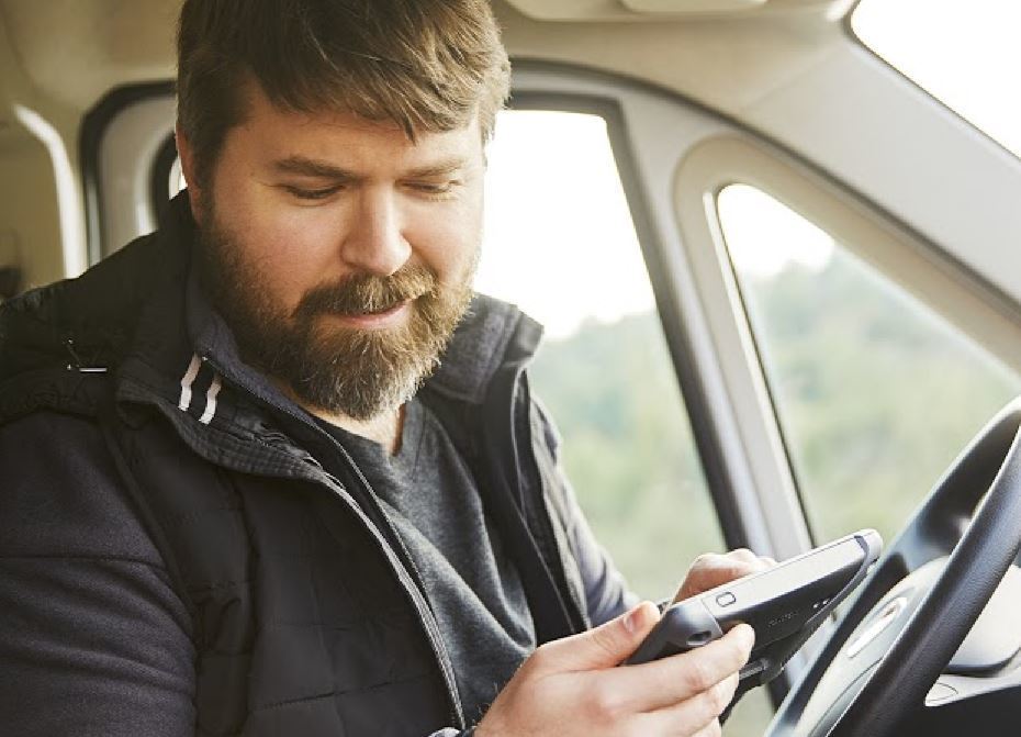 Un camionero utilizando el gps
