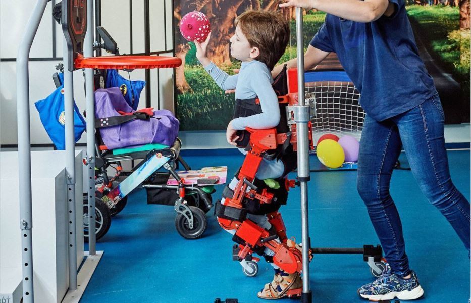 Palletways Iberia colabora con la Fundación Nipace para la adquisición de un exoesqueleto pediátrico