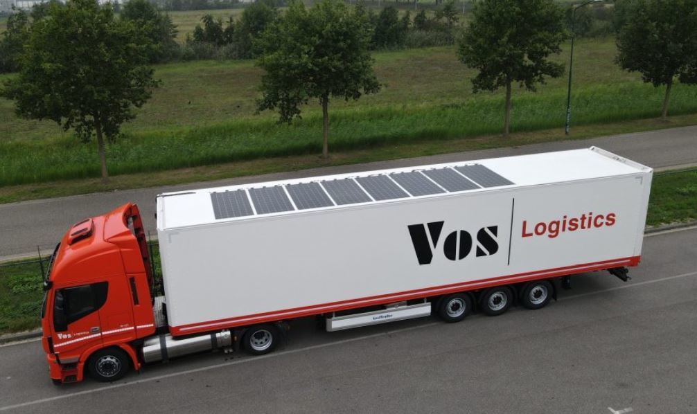 Un semirremolque de Vos Logistics con paneles solares